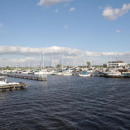 Aqualiving 보트호텔 4*