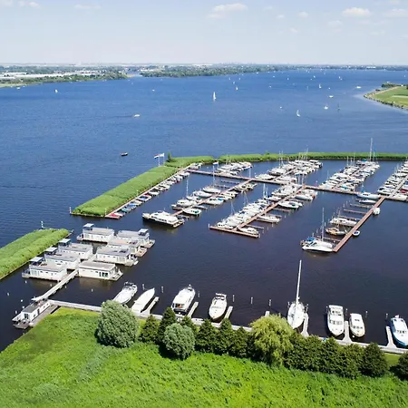 Aqualiving Botel 4*