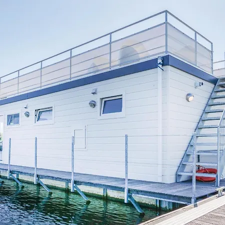 Aqualiving 보트호텔 4*