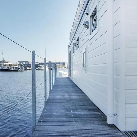 Aqualiving 보트호텔 4*